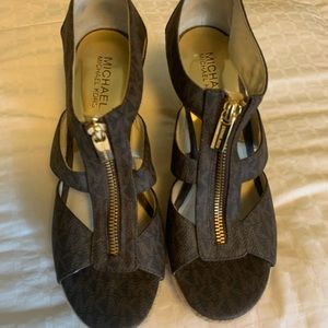Michael Kors cork zip top Sandler 4” high size 8M